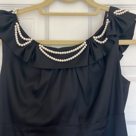 Simple, elegant black dress - Picture 2 of 4